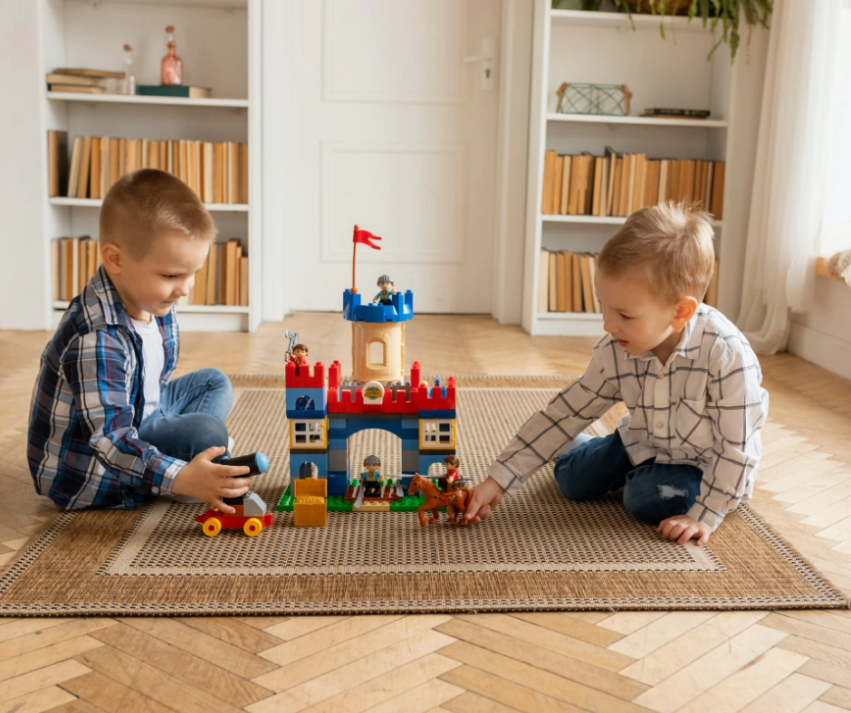 Niños jugando encima de una alfombra